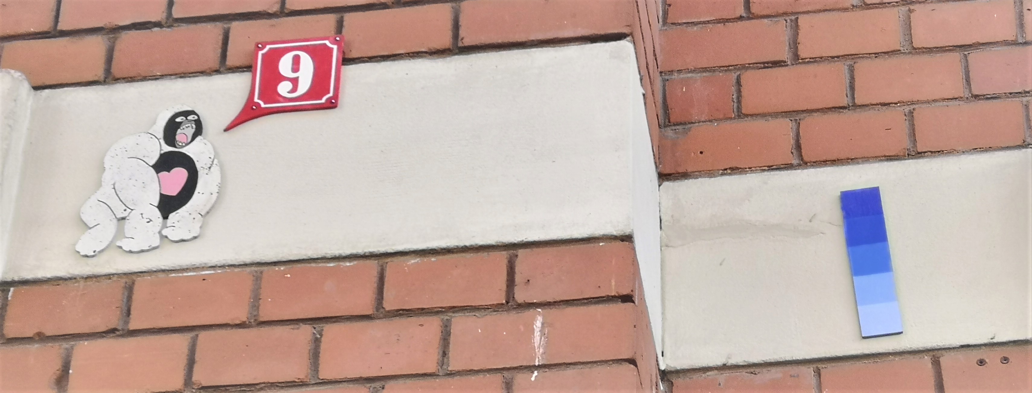 Haus Nummer 9 — Neustadt · ohne Jahr · Holzplatte mit Acrylfarbe